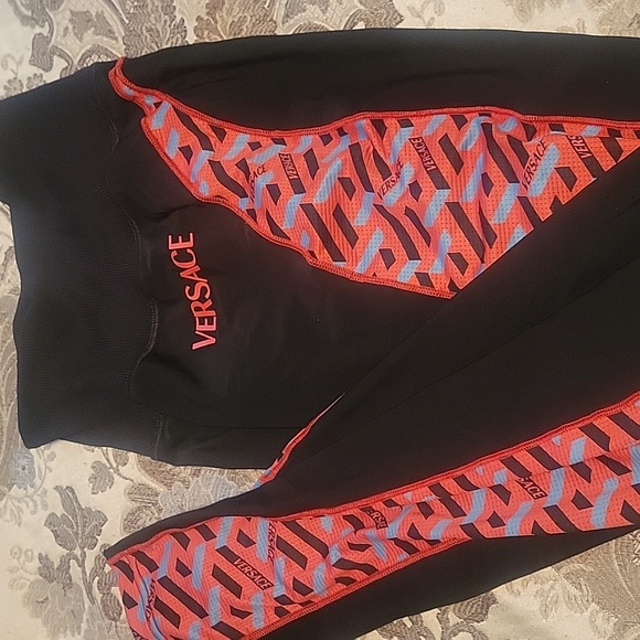 2 Piece Versace set - Picture 3 of 6